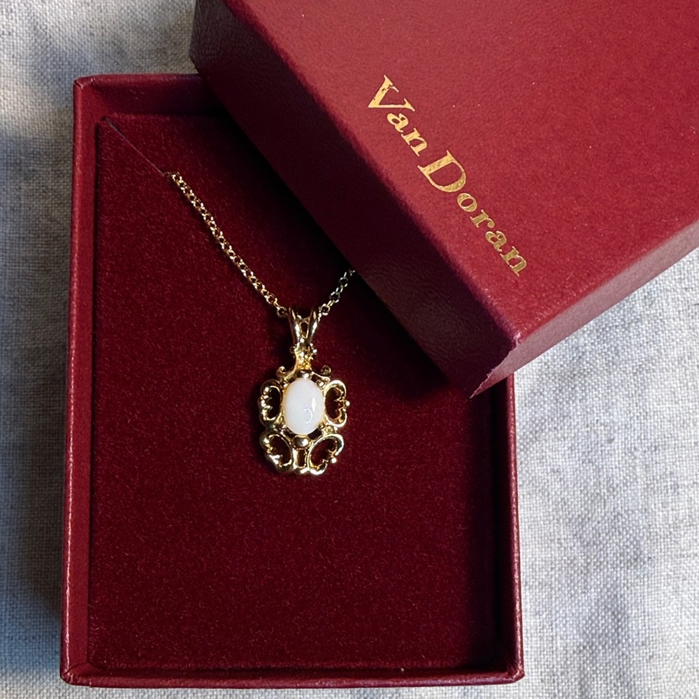Vintage Van Doran NIB Genuine Opal Pendant on Gold Tone Chain